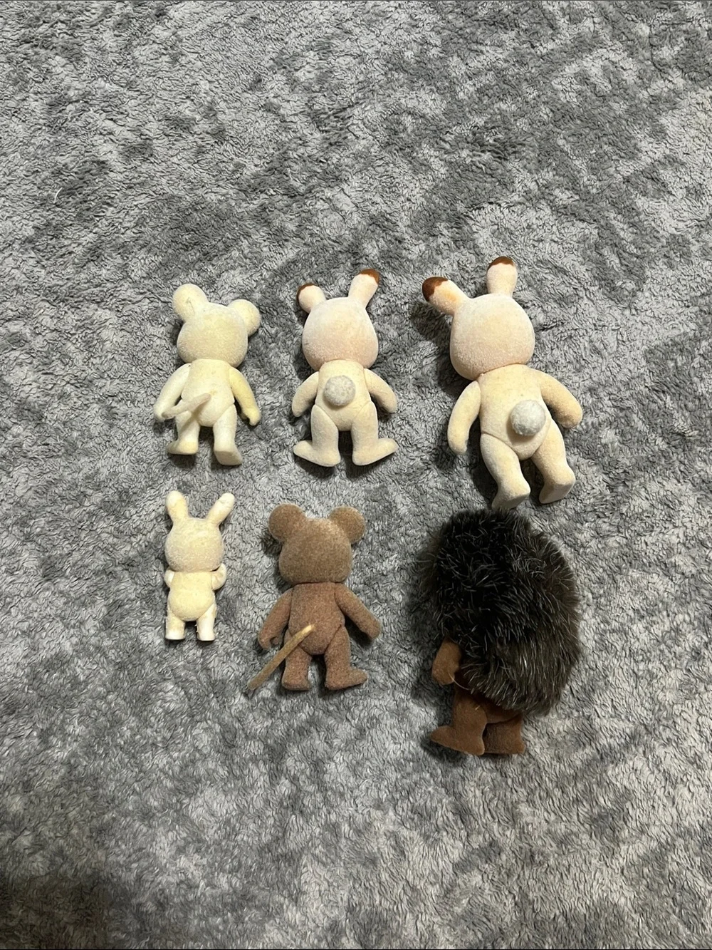 6 Sylvanian Family Calico Critters, bunnies, mouse & hedgehog. - Picture 3 of 12